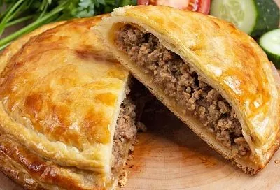 Слоеный пирог с мясной начинкой: хрустящее слоеное тесто в сочетании с нежной и ароматной начинкой 
