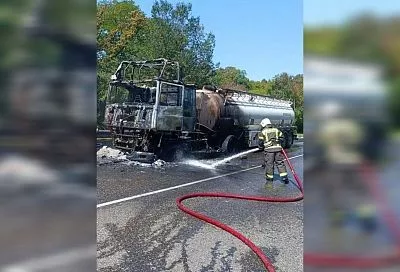 В Сочи на трассе вспыхнула фура, перевозящая авиационное топливо