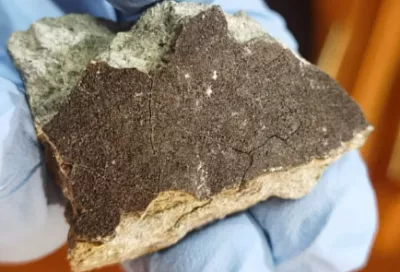 Метеорит над Москвой упал в Новгородской области — осколок уже продают