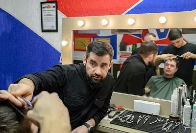 Постричь, побрить и дать профессию: как парикмахер из Краснодара помогает бойцам СВО