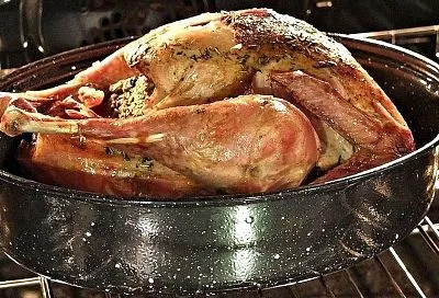 Все гости останутся в восторге от такой сочной запеченной индейки. А ведь готовится она очень просто!