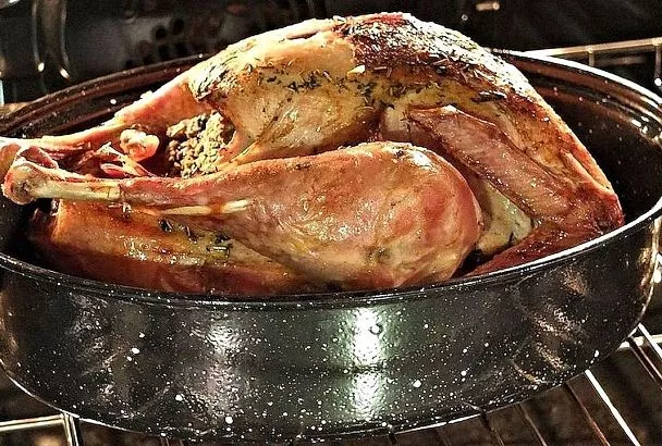 Все гости останутся в восторге от такой сочной запеченной индейки. А ведь готовится она очень просто!