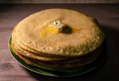 Сметана, сгущёнка, икра: как россияне едят блины на Масленицу