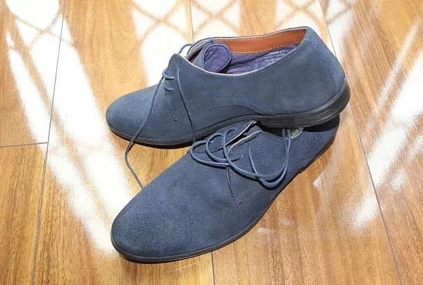 Старые туфли будут как новые, если посыплете их крахмалом. Как привести в порядок к осенним холодам любимую обувь