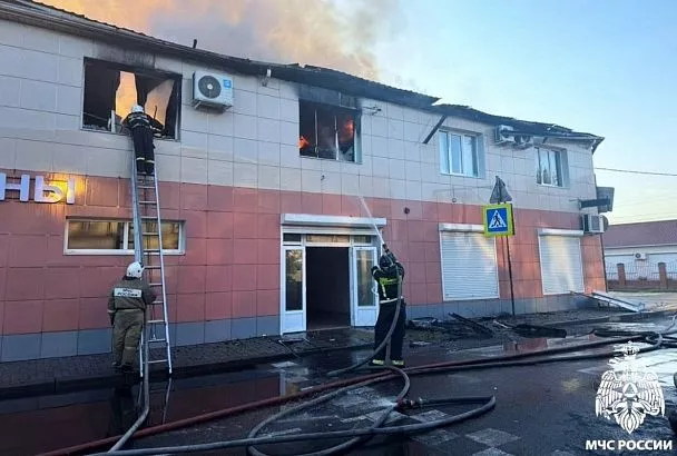 Магазин шин горит в Краснодаре
