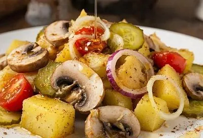 Гарнир, который затмит любое мясо. Как приготовить тёплый салат с картошкой и шампиньонами