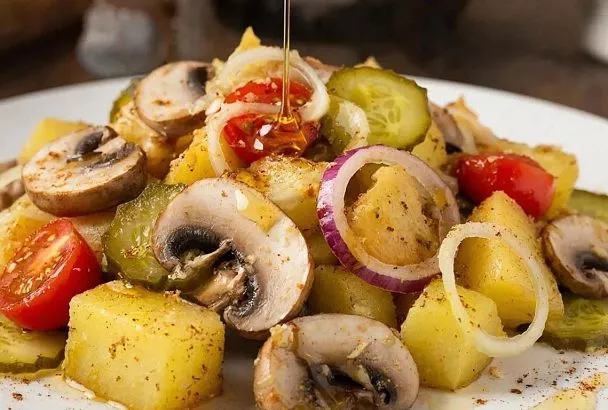 Гарнир, который затмит любое мясо. Как приготовить тёплый салат с картошкой и шампиньонами