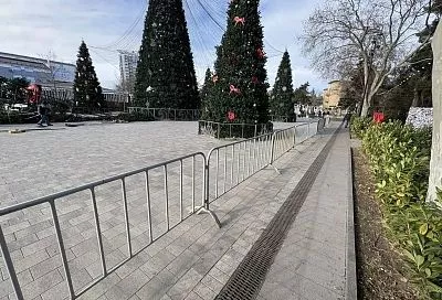 Ураганный ветер: в Анапе закрыли проход к елкам на Театральной площади