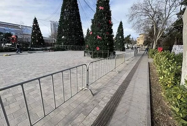 Ураганный ветер: в Анапе закрыли проход к елкам на Театральной площади