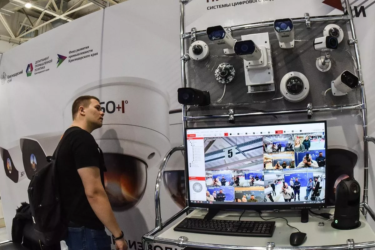 Стенд с системами наблюдения, разработанным в Краснодаре, вызвал повышенное внимание со стороны посетителей выставки. Стенд с системами наблюдения, разработанным в Краснодаре, вызвал повышенное внимание со стороны посетителей выставки.
