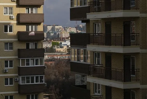 Инспектор ПДН отговорила подростка от прыжка с балкона многоэтажки в Краснодаре