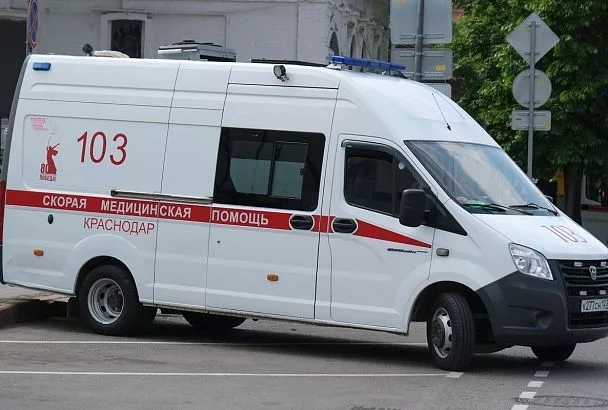 Помощь медиков потребовалась трем ученикам школы №104 в Краснодаре: дети пожаловались на странный запах в кабинете