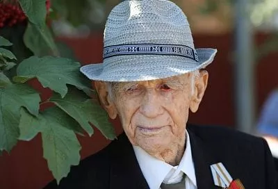 Губернатор Кубани Вениамин Кондратьев поздравил ветерана Великой Отечественной войны Геннадия Чигринцева со 102-летием