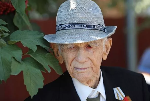 Губернатор Кубани Вениамин Кондратьев поздравил ветерана Великой Отечественной войны Геннадия Чигринцева со 102-летием