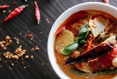 Когда семья просит приготовить солянку, делаю ее с колбасой. Времени занимает мало, а результат всегда поражает