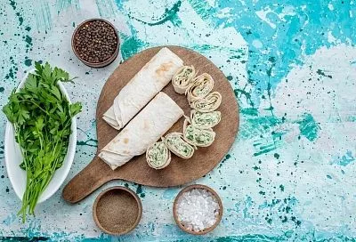 Даже утром не устанете! Десять минут и вкусный и полезный перекус для всей семьи готов - диетические, но очень сытные рулетики из лаваша