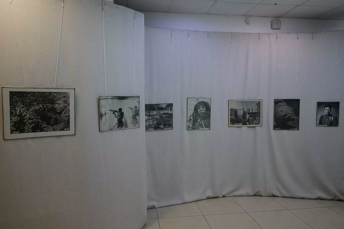 В экспозиции представлено более 50 военных фотографий.