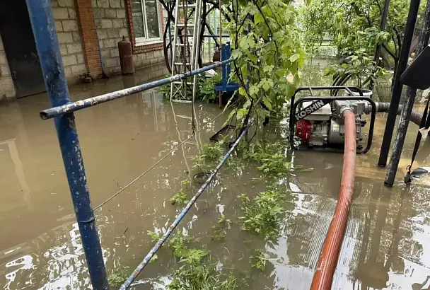 Около четырех ведер воды на «квадрат»: последствия мощных ливней устраняют в Краснодаре