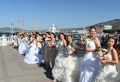 150 невест приняли участие во флешмобе ко Дню города в Геленджике