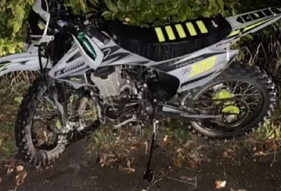 Водитель кроссового мотоцикла врезался в дерево и погиб на Кубани