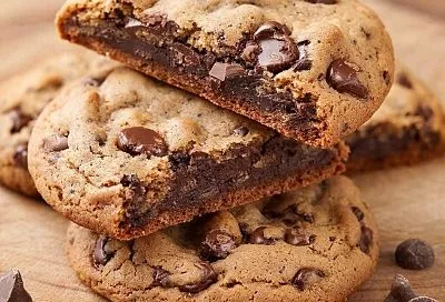 Ставлю в духовку на 13 минут и достаю хрустящее шоколадное печенье с нежной серединкой. Пробую одно печенье, рука тянется  за вторым и  третьим