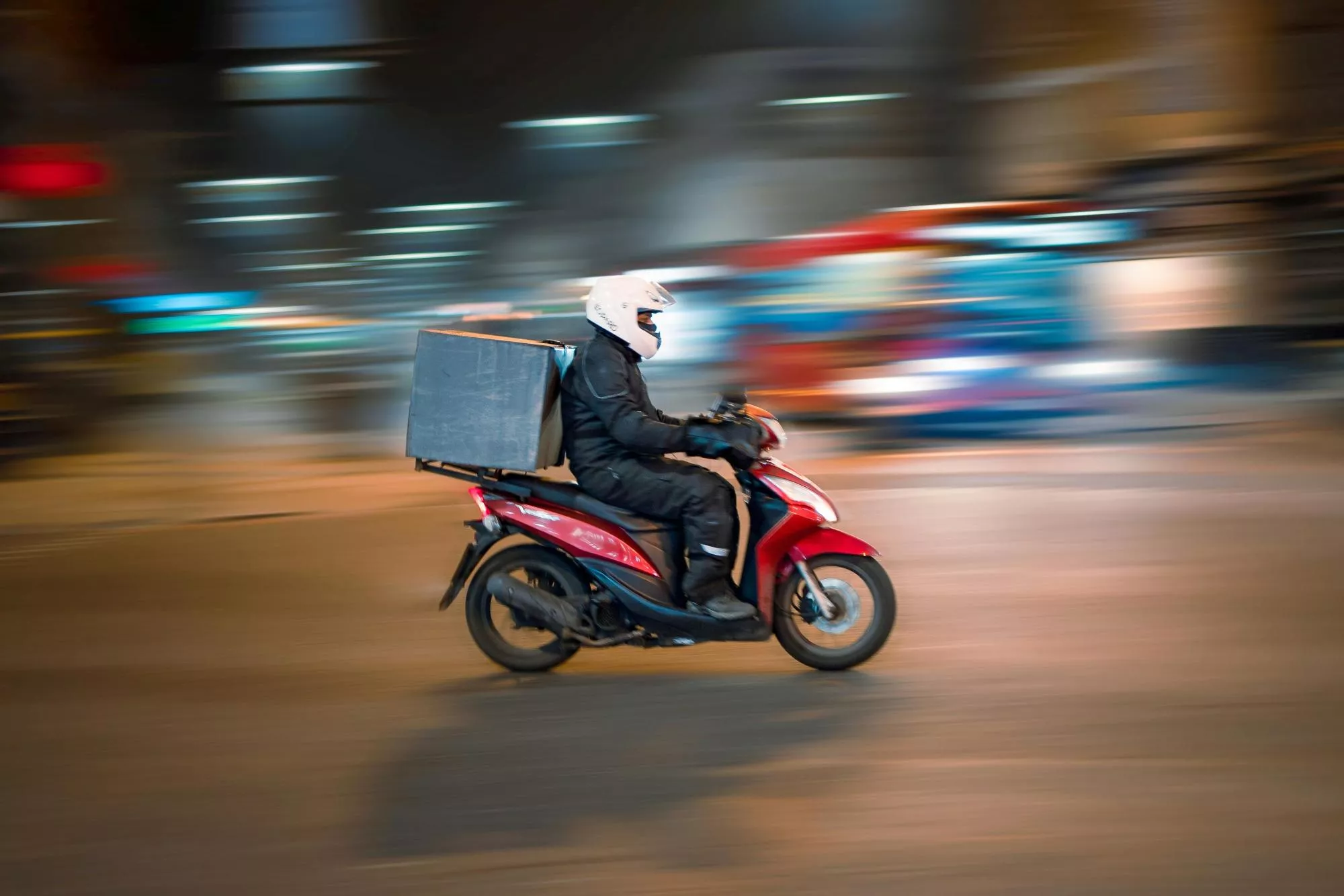 Мигрантам запретили работать курьерами в Краснодарском крае и еще в 31 регионе РФ