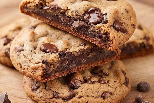 Ставлю в духовку на 13 минут и достаю хрустящее шоколадное печенье с нежной серединкой. Пробую одно печенье, рука тянется  за вторым и  третьим