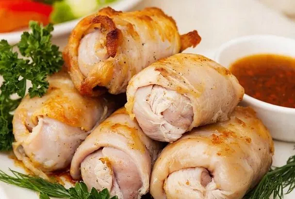 Берете парочку куриного филе и через 20 минут достаете из духовки гору фаршированных рулетиков. Это очень вкусно, сочно и просто