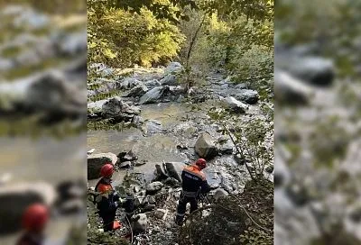 Спасатели эвакуировали туристку, отрезанную водой на реке в Красной Поляне