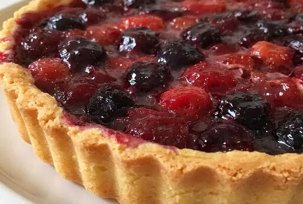 Печенье и йогурт превращают обычный десерт в изысканное лакомство: этот тарт способен сделать праздник даже в будний день