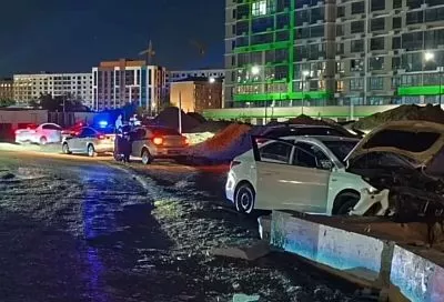 В Краснодаре водитель Hyundai Solaris погиб в ДТП после наезда на бетонный блок