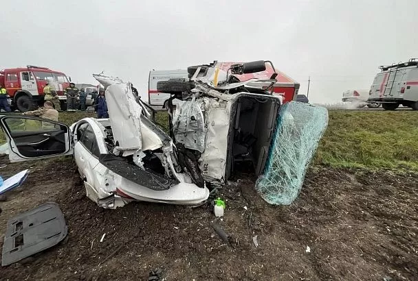 Спасатели вытащили водителя из искореженной в ДТП легковушки на Кубани