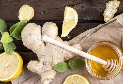 Смешайте имбирь, лимон и мёд в блендере для иммунитета: рецепт полезной вкусняшки к чаю