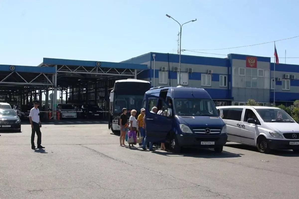 Движение через автомобильный пункт пропуска Адлер приостановлено из-за угрозы атаки БПЛА