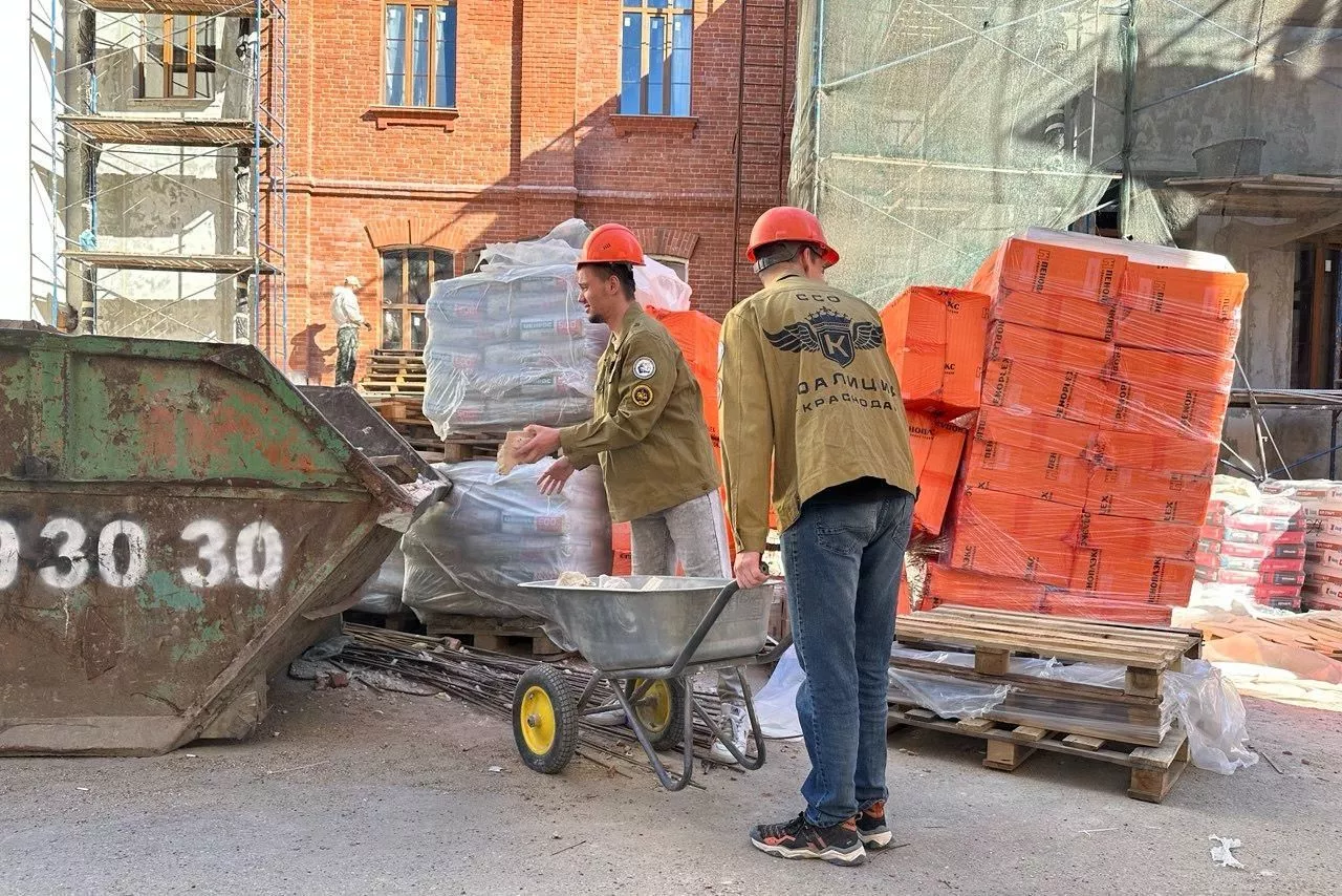 Студенческие отряды помогли строителям в реконструкции здания для будущего Дома участников СВО в Краснодаре