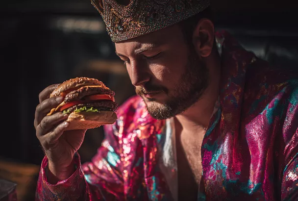 Мясо из мяса: Ивлев показал, как собрать бургер, который пробирает до мурашек