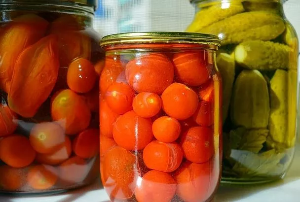 Помидоры, как в бочке. Засаливаю их в банке, а на вкус – не отличить, не кислые и не острые, но просто восхитительные