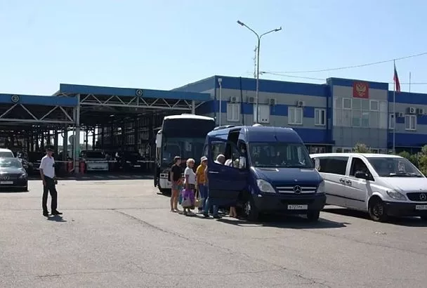 Движение через автомобильный пункт пропуска Адлер приостановлено из-за угрозы атаки БПЛА