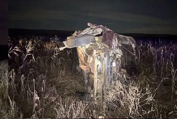 Легковушка опрокинулась в поле на Кубани. Два человека погибли