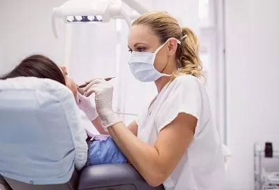 Российские ученые научились формировать искусственную зубную эмаль с помощью электрических полей