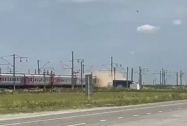 Поезд из Сочи врезался в грузовик на Ставрополье