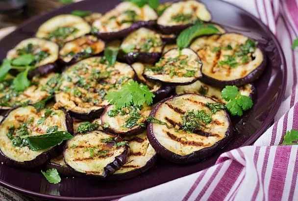 Идеальное блюдо для теплых встреч с родными: жареные баклажаны
