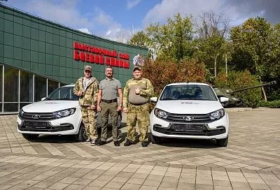 В Краснодаре участникам СВО вручили машины с ручным управлением и автоматической коробкой передач