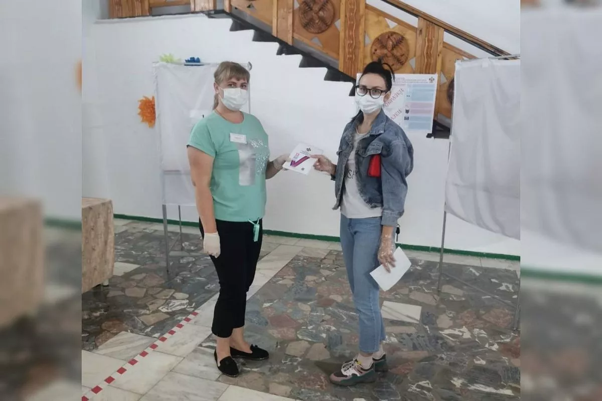 Секретарь Молодежной участковой избирательной комиссии Анна Жорник с голосующим впервые избирателем. Секретарь Молодежной участковой избирательной комиссии Анна Жорник с голосующим впервые избирателем.