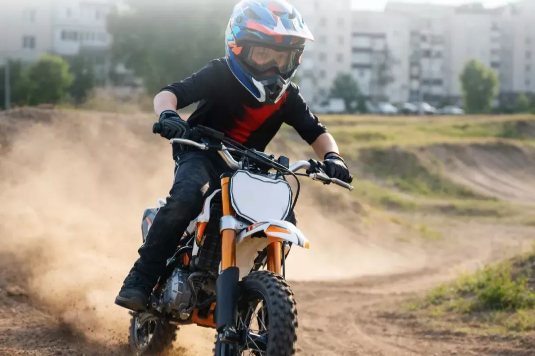 Подросток на питбайке: маленький мотоцикл — большая опасность