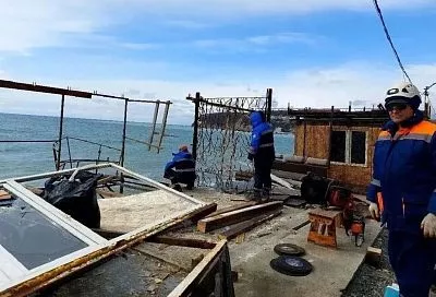 Нелегальный объект снесли на пляже в Туапсинском округе