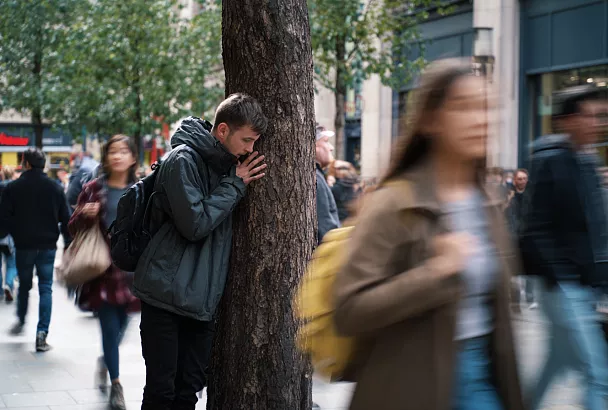 Почему в толпе никто не помогает — и как это изменить