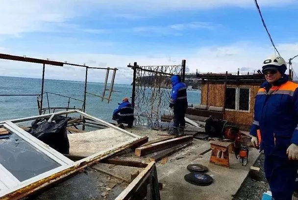 Нелегальный объект снесли на пляже в Туапсинском округе