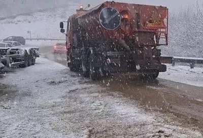 Оперштаб Кубани: региональные трассы от снега чистят около 70 единиц техники