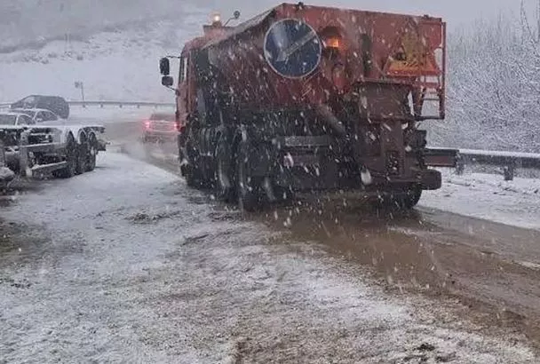 Оперштаб Кубани: региональные трассы от снега чистят около 70 единиц техники